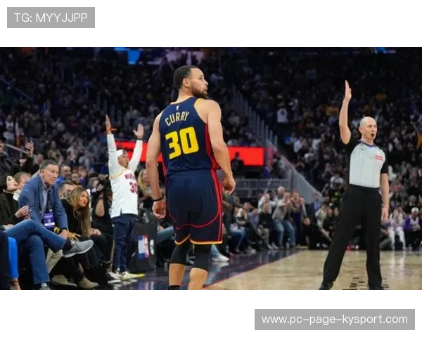 库里压哨远投命中，全场瞬间炸裂